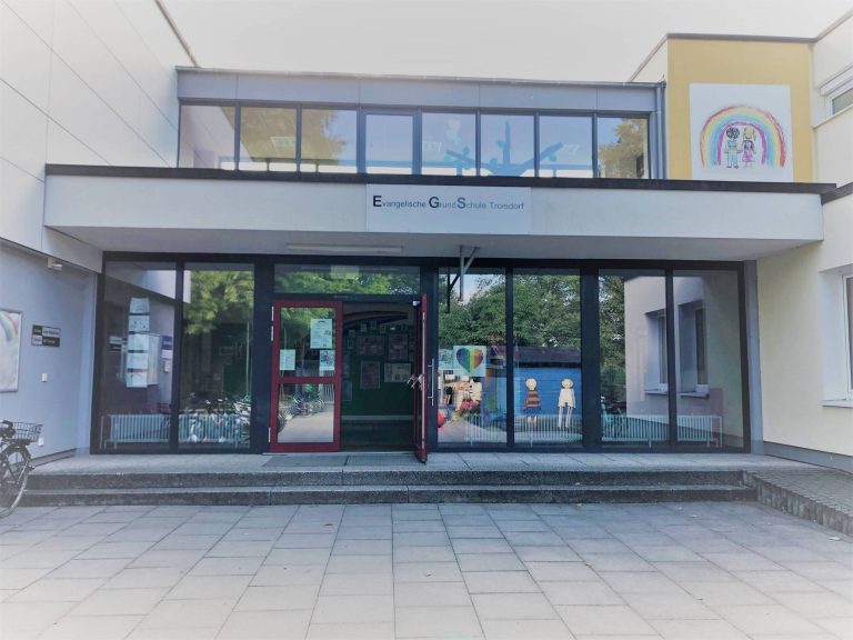 Grundschule-Eingang-4-768x576